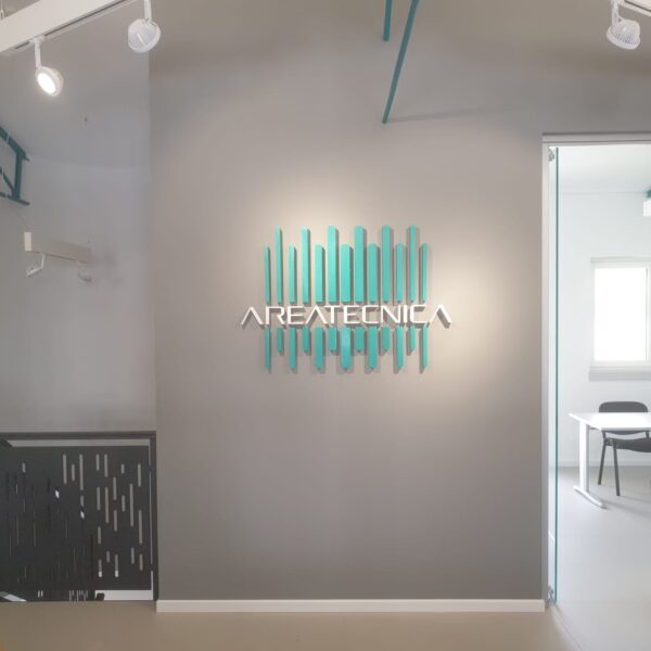 Insegna a lettere singole in poliuretano ad alta densità, verniciato a polveri.