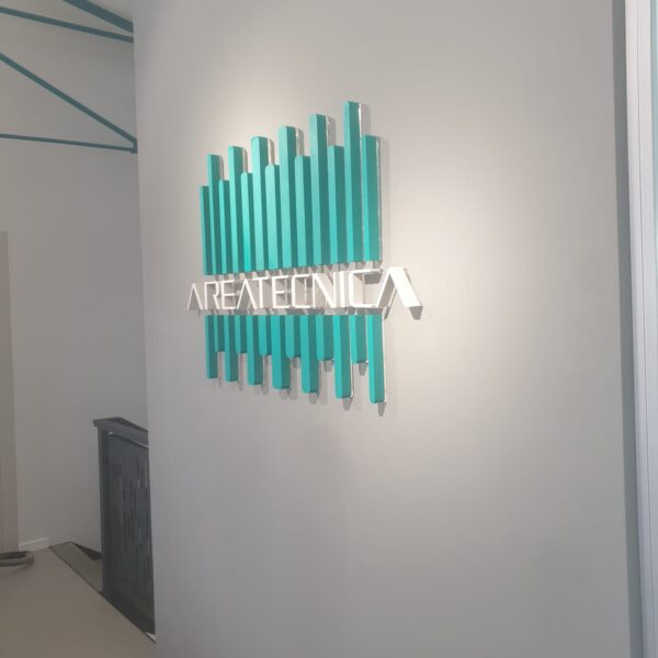 Insegna a lettere singole in poliuretano ad alta densità, verniciato a polveri.