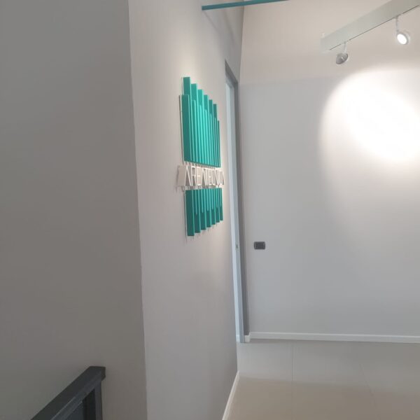 Insegna a lettere singole in poliuretano ad alta densità, verniciato a polveri.