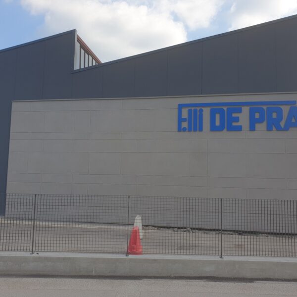 Insegna a lettere singole in rilievo