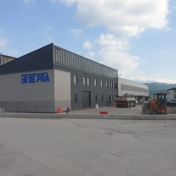 Insegna a lettere singole in rilievo