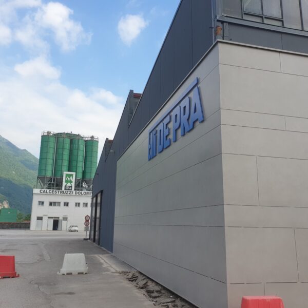 Insegna a lettere singole in rilievo