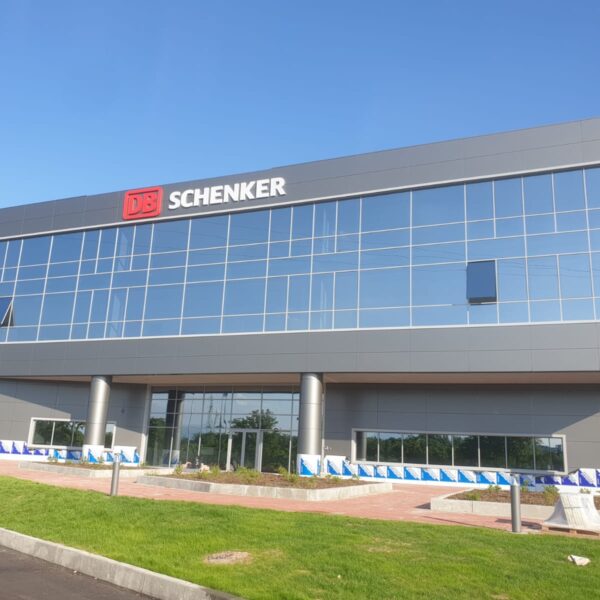 Insegna a lettere singole in rilievo