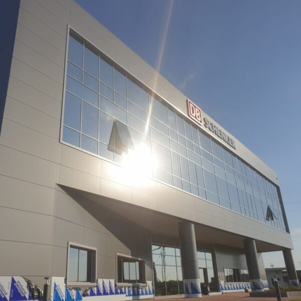 Insegna a lettere singole in rilievo