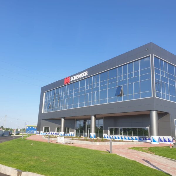 Insegna a lettere singole in rilievo