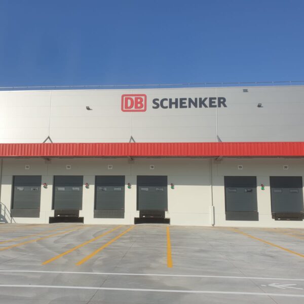 Insegna a lettere singole in rilievo