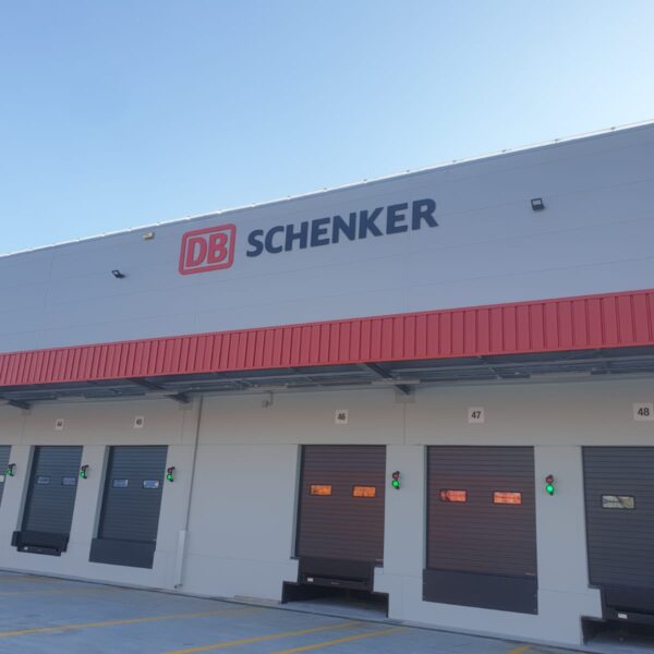 Insegna a lettere singole in rilievo