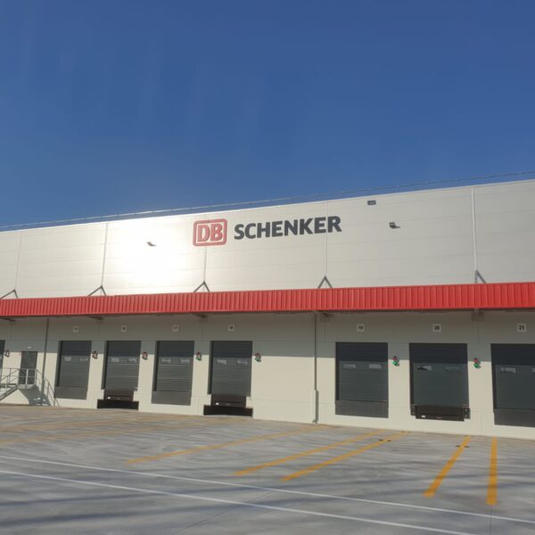 Insegna a lettere singole in rilievo