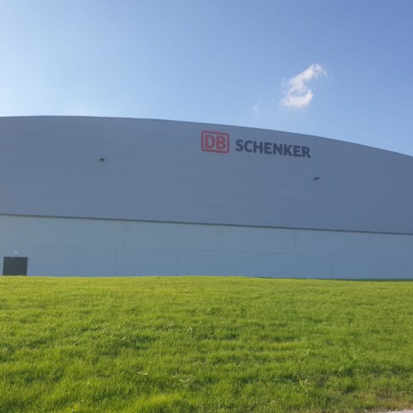 Insegna a lettere singole in rilievo