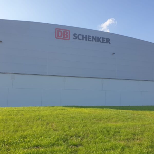 Insegna a lettere singole in rilievo