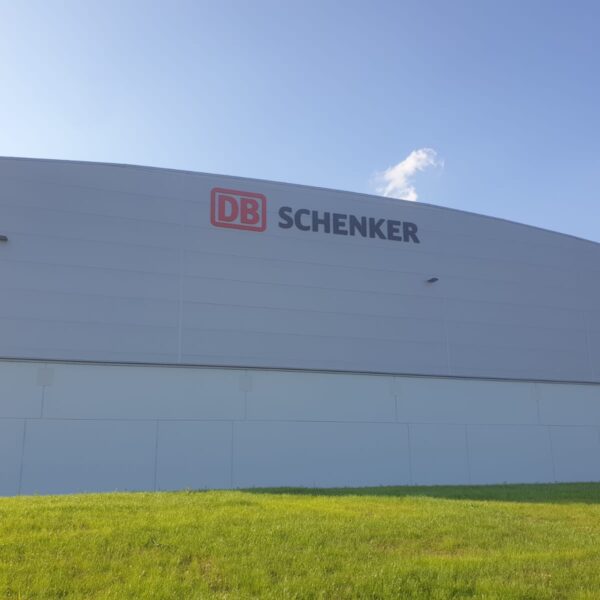 Insegna a lettere singole in rilievo